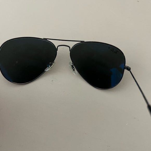 Black Ray-Ban Aviator Sunglasses - Picture 4 of 8